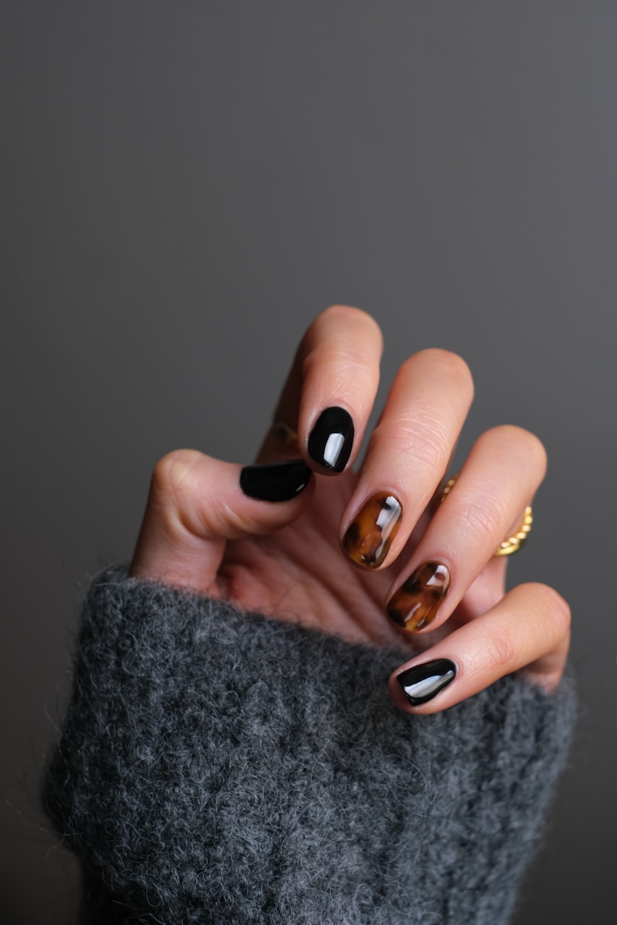 Elegante nailart in zwart en schildpad